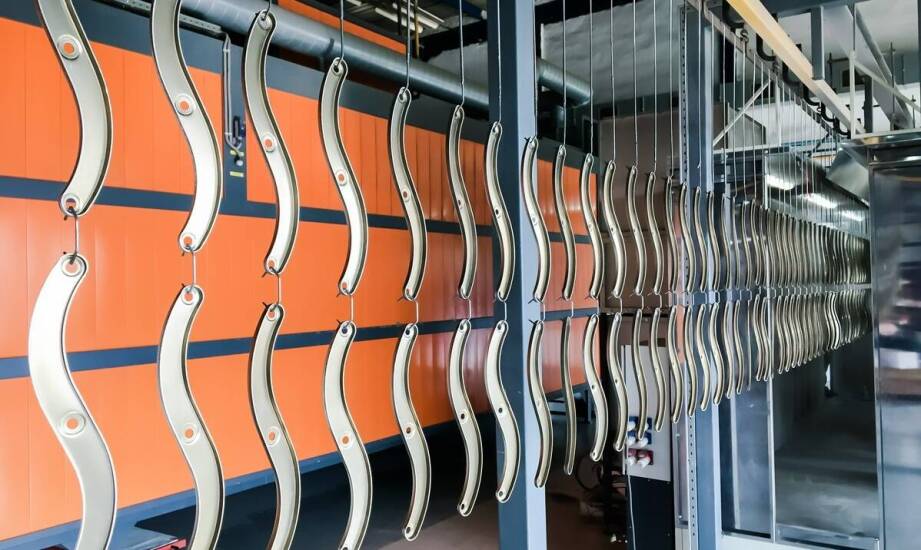 Jak czernienie aluminium wpływa na wygląd i funkcjonalność sprzętu sportowego?