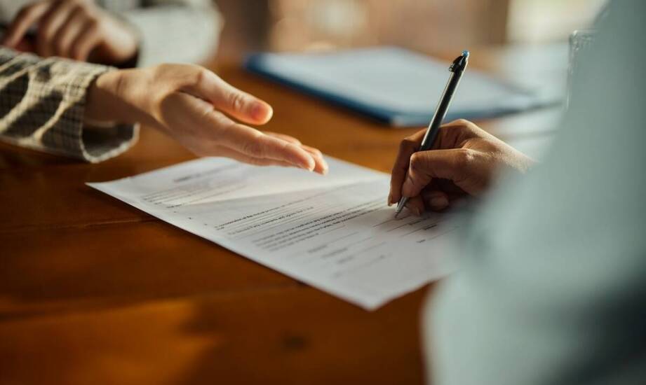 Jakie klauzule powinny znaleźć się w umowie najmu mieszkania?