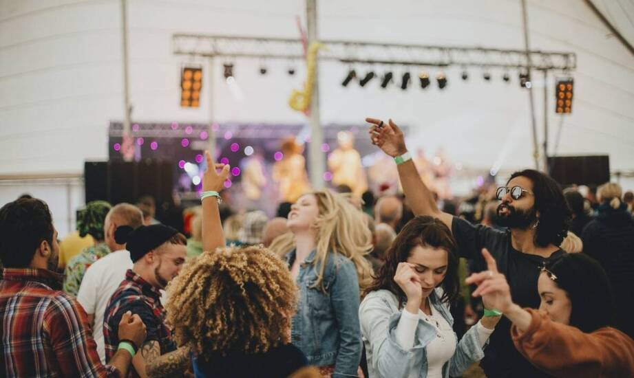 Namiot koncertowy a bezpieczeństwo uczestników – kluczowe aspekty