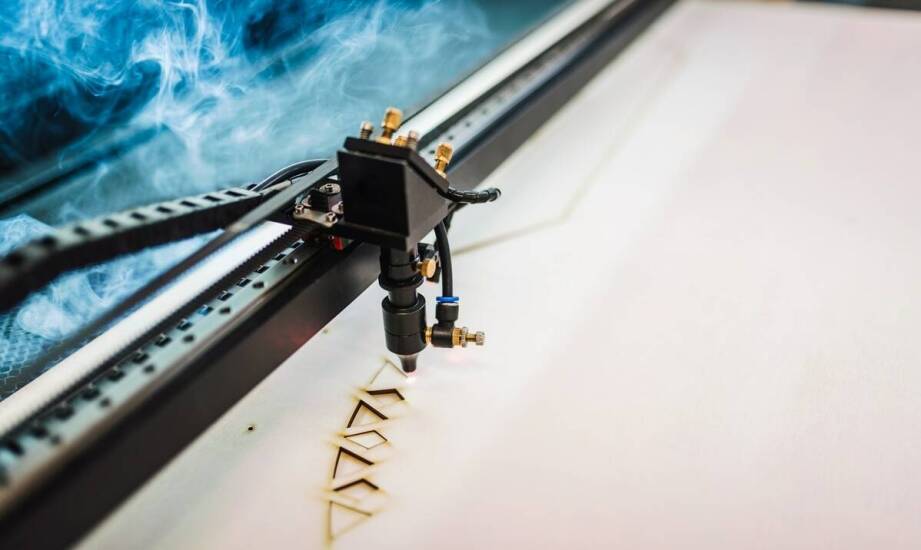 Rola głowicy oscylacyjnej CNC w optymalizacji procesów cięcia i frezowania