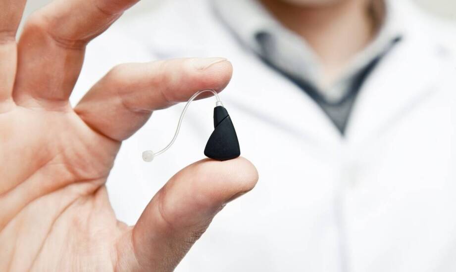 Jakie są korzyści z wyboru aparatów słuchowych odpornych na upadki?