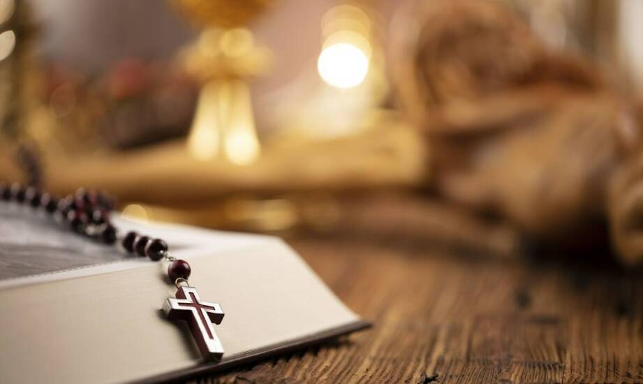 Różowy opłatek jako symbol miłości i jedności w rodzinie