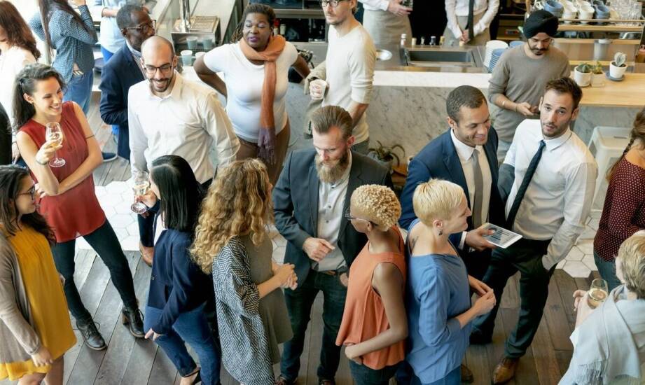 Jakie są wyzwania i zalety filmowania z drona podczas eventów firmowych?