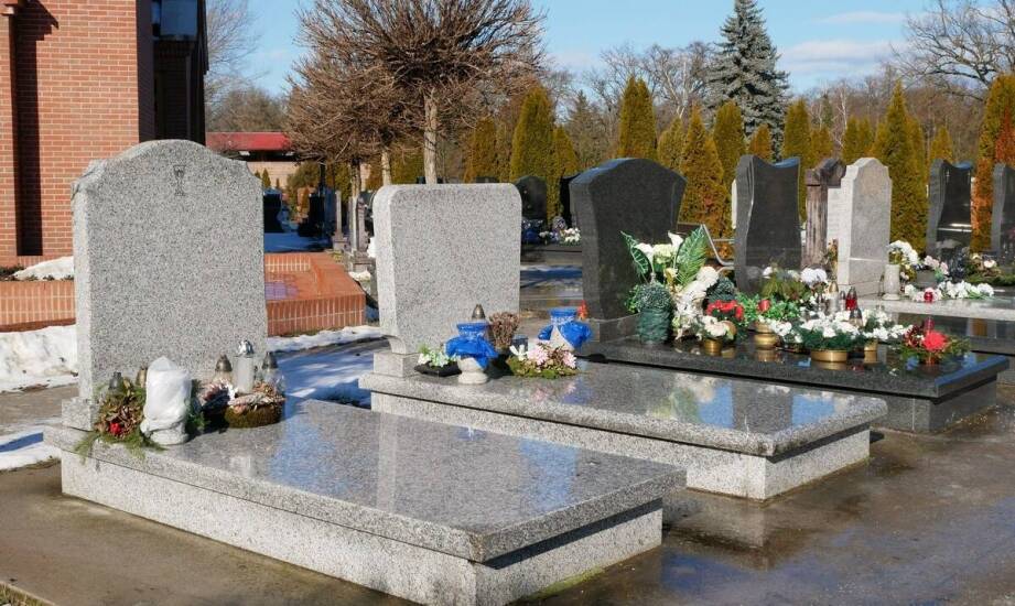 Wzory nagrobków z granitu a ich symbolika – co warto wiedzieć?