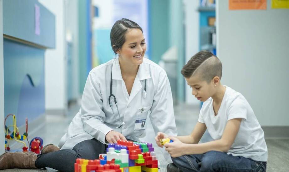 Jak lekarz pediatra diagnozuje i leczy choroby dziecięce?