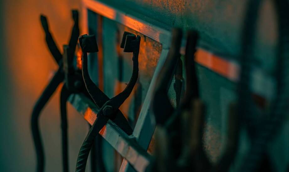 Zastosowanie stopni cięto-tłoczonych w przemyśle naftowym: co warto wiedzieć?