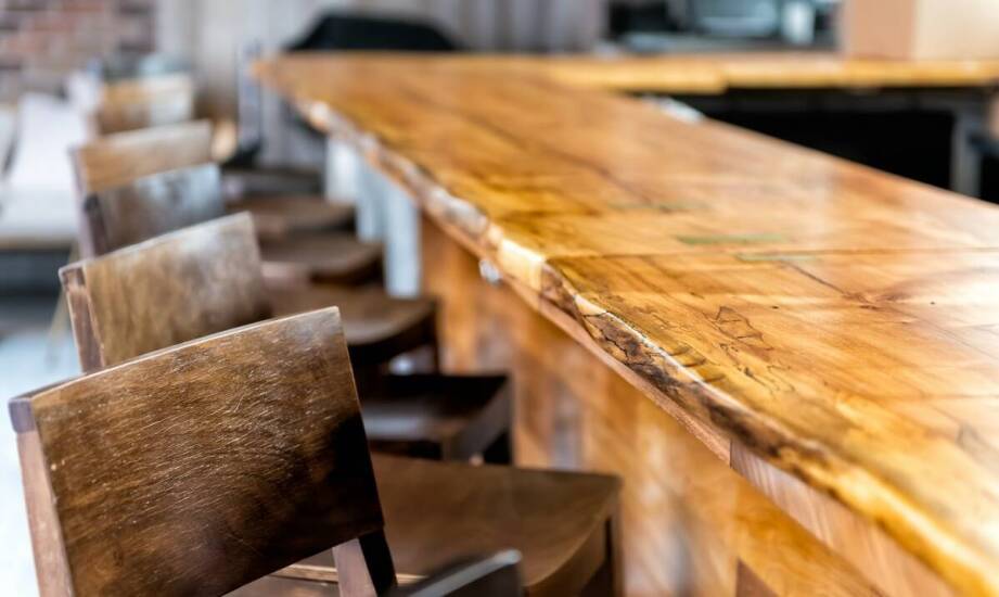 Wypożyczalnia krzeseł barowych w Poznaniu: jak zapewnić wygodę gościom?