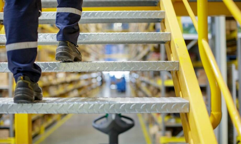 Jak skutecznie planować i wdrażać projekty oznakowania poziomego w halach?