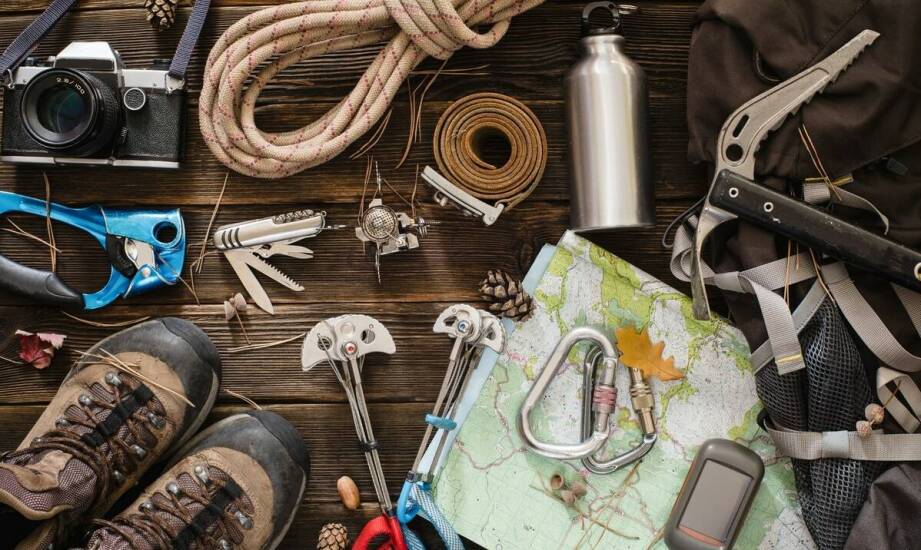 Akcesoria outdoorowe do survivalu – co warto mieć pod ręką?
