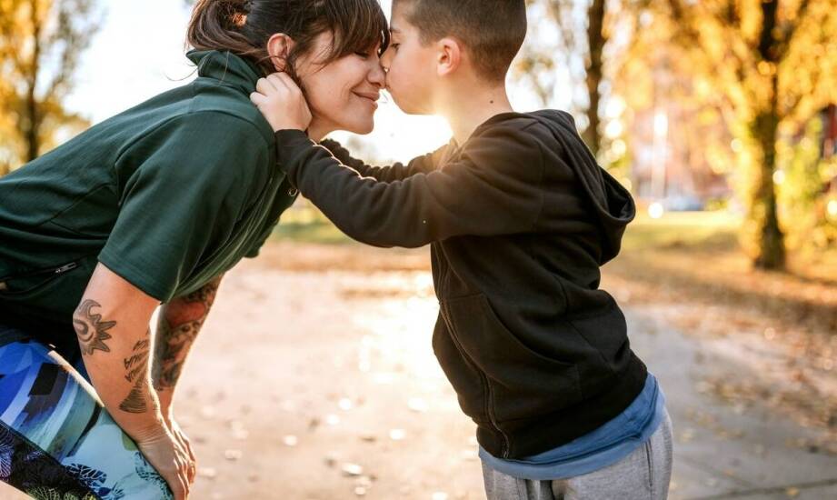 Jak dopasować kolor hoodies do reszty stylizacji chłopięcej?