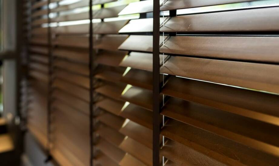 Żaluzje pionowe czy poziome? Wybór odpowiedniego rozwiązania dla Twojego wnętrza