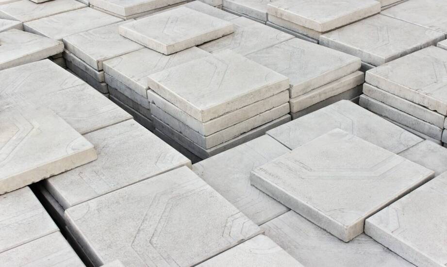 Czy płyty betonowe nadają się do każdego rodzaju terenu?