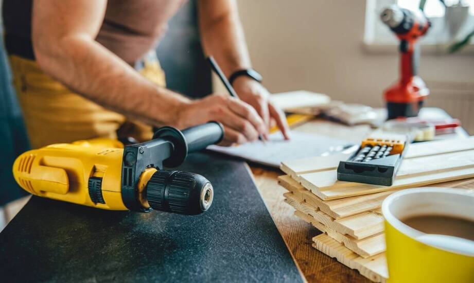 Jakie są dodatkowe koszty związane z zakupem desek podłogowych w tartaku?