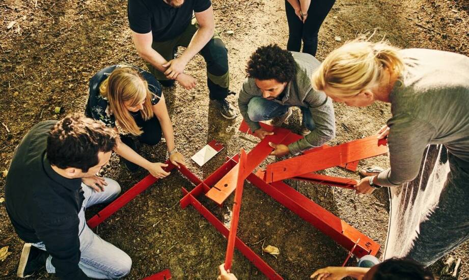 Jak bezproblemowo zorganizować wyjazd grupowy do hotelu przy autostradzie A2?