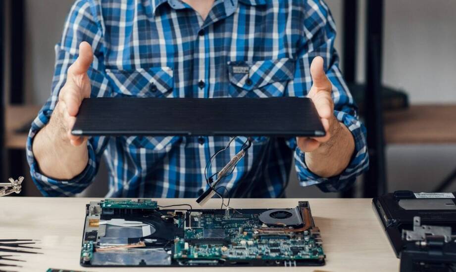 Profesjonalne czyszczenie laptopa – dlaczego warto zlecić to specjalistom?