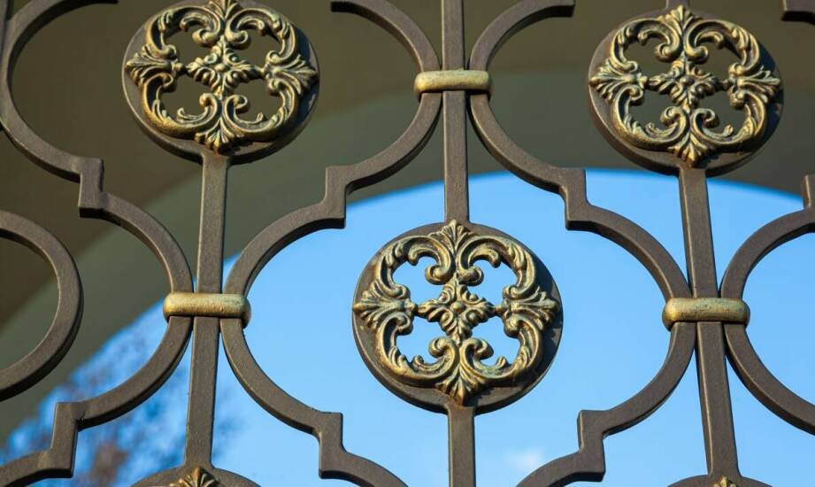 Ogrodzenia kute: tradycyjne piękno w nowoczesnym wydaniu