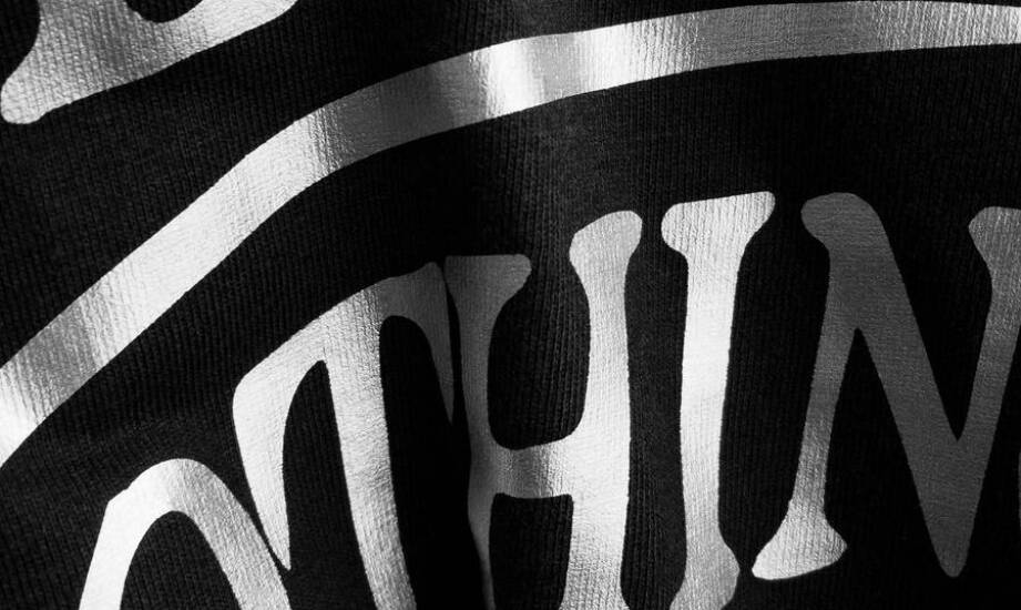 Dlaczego warto postawić na wysokogatunkową bawełnę w bluzach z motywami aut?