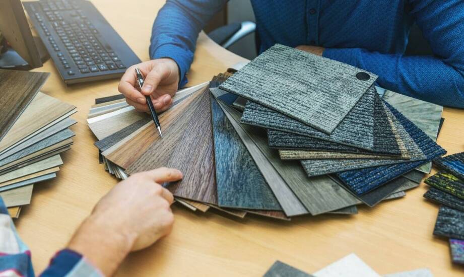 Jakie materiały wybiera projektant wnętrz, aby podkreślić estetykę przestrzeni?