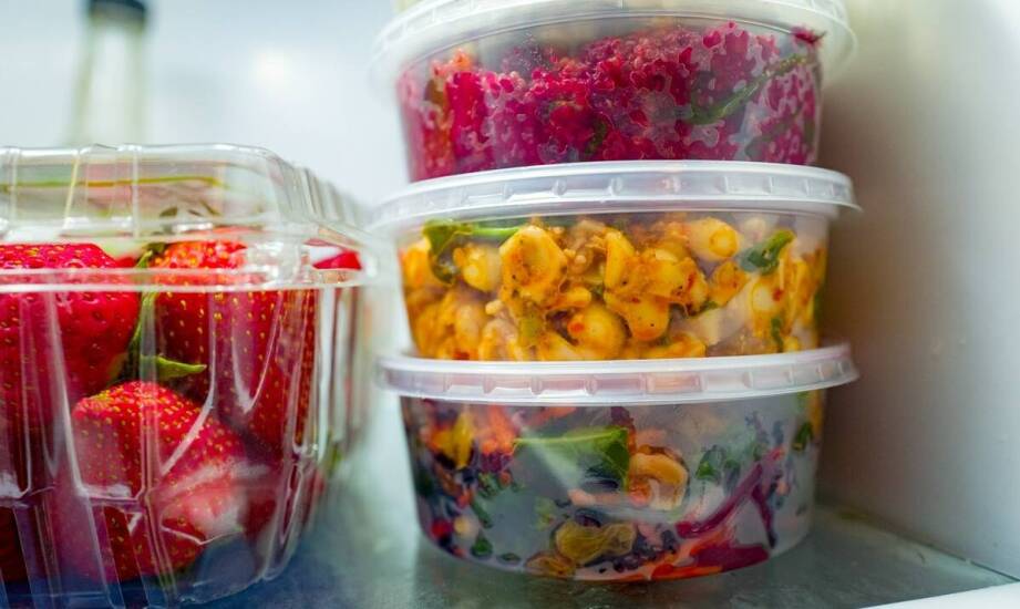 Jakie akcesoria do lodówki wybrać, by zachować świeżość i smak produktów?