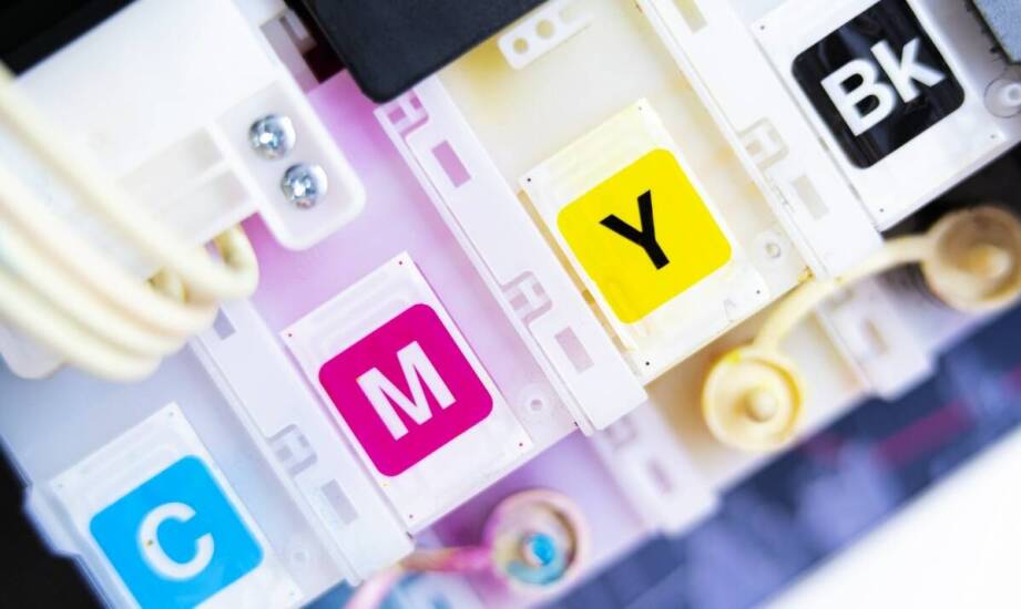 Jakie są zalety korzystania z druku UV w projektach marketingowych?