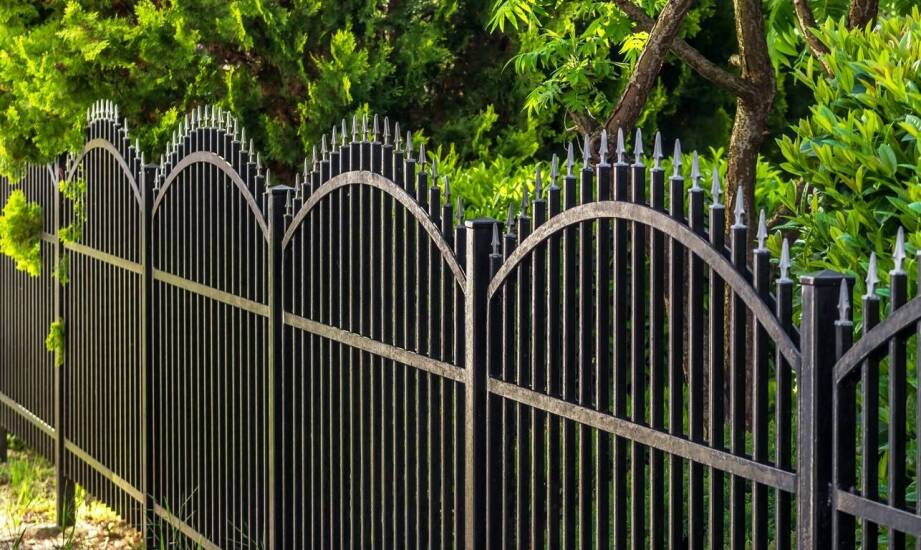Estetyka i funkcjonalność nowoczesnych ogrodzeń metalowych
