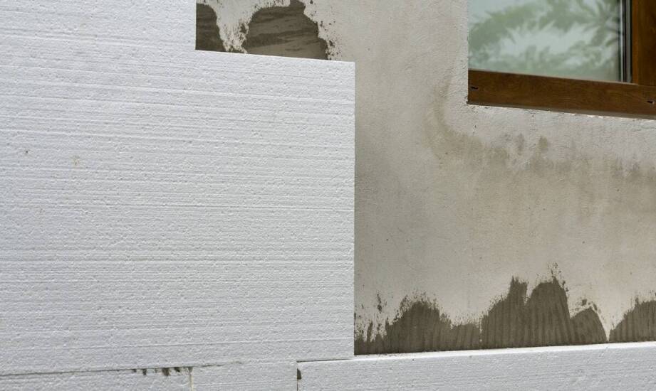 Porównanie pianobetonu z tradycyjnymi materiałami izolacyjnymi