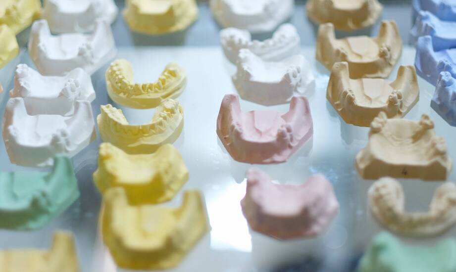 Wstawianie zęba a wybór materiałów: co oferuje nowoczesna stomatologia?