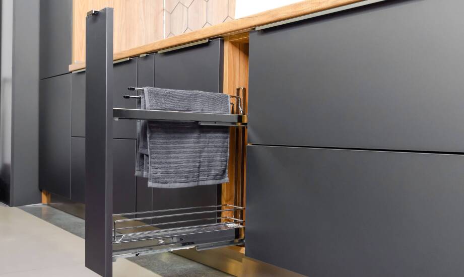Systemy wysuwne w kuchni: wykorzystanie czarnego koloru dla elegancji i stylu