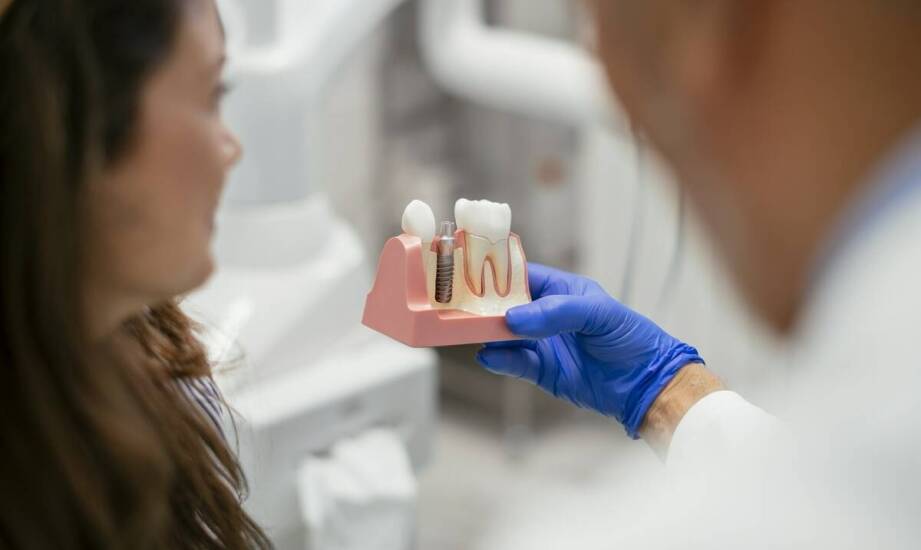 Rola implantu w odbudowie całkowitego i częściowego bezzębia
