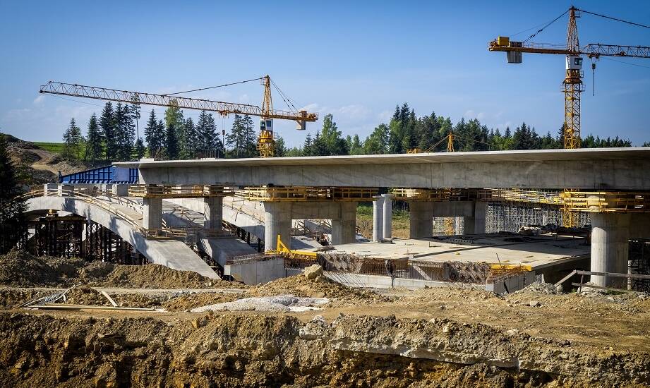 Jakie normy musi spełniać beton drogowo-mostowy w kontekście bezpieczeństwa?