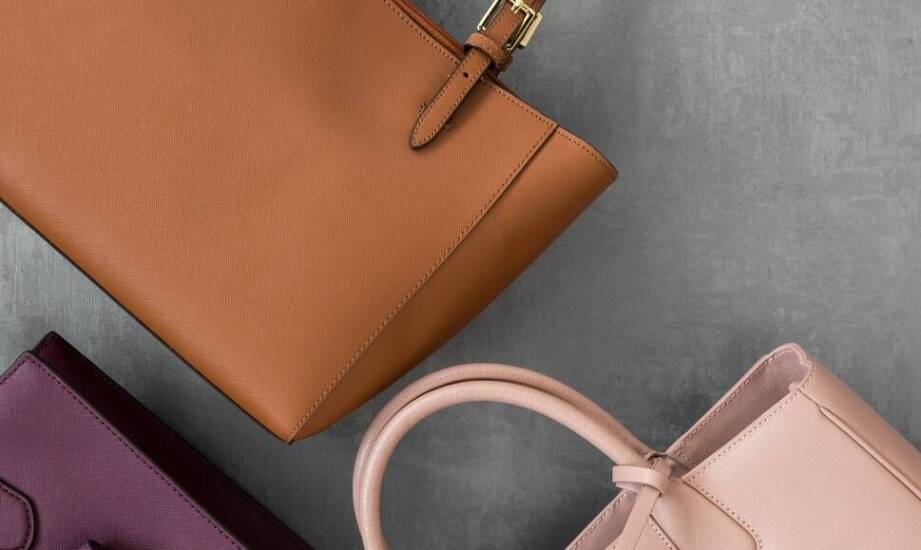 Jakie skórzane akcesoria do torebek warto mieć na co dzień?