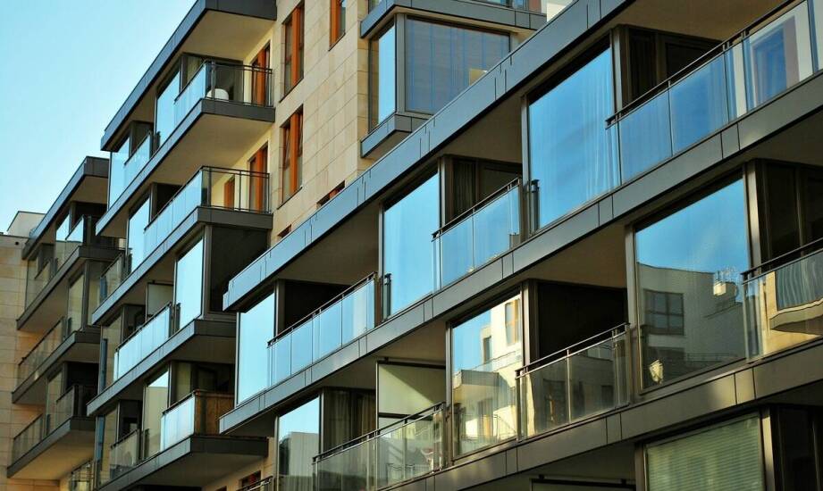 Zalety wyboru siatki balkonowej w kontekście ochrony przed ptakami