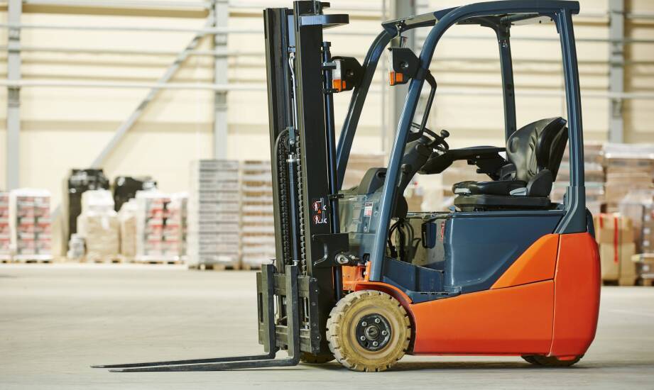 Jakie elementy są sprawdzane podczas przeglądów sztaplarek?