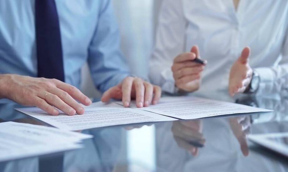 Umowy spółek – jakie wsparcie oferuje notariusz przy ich sporządzaniu?