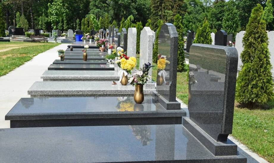 Dlaczego warto zainwestować w solidne nagrobki?