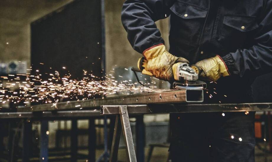 Obróbka profili stalowych w produkcji ekspozytorów sklepowych