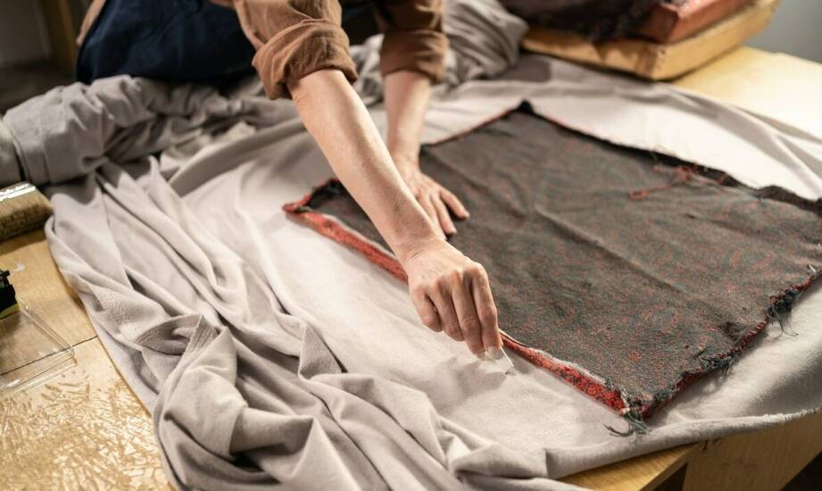 Jak odnowienie tapicerki wpływa na wartość antycznych mebli?