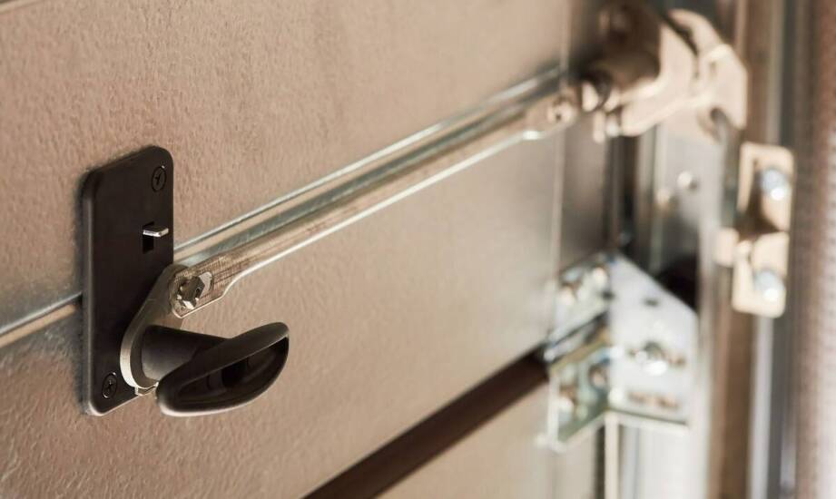 Jakie są najważniejsze cechy bram garażowych skrzydłowych?