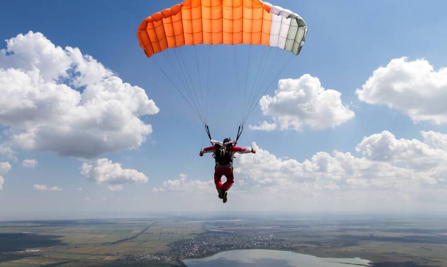 Rola instruktora w skoku ze spadochronu: Dlaczego doświadczenie ma znaczenie?