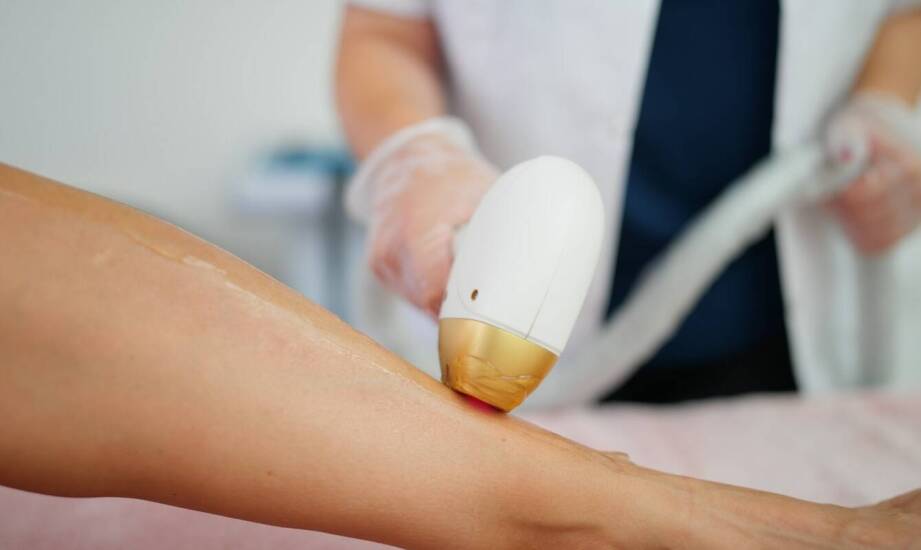Dlaczego laser na nogi jest bezpieczny dla różnych typów skóry?