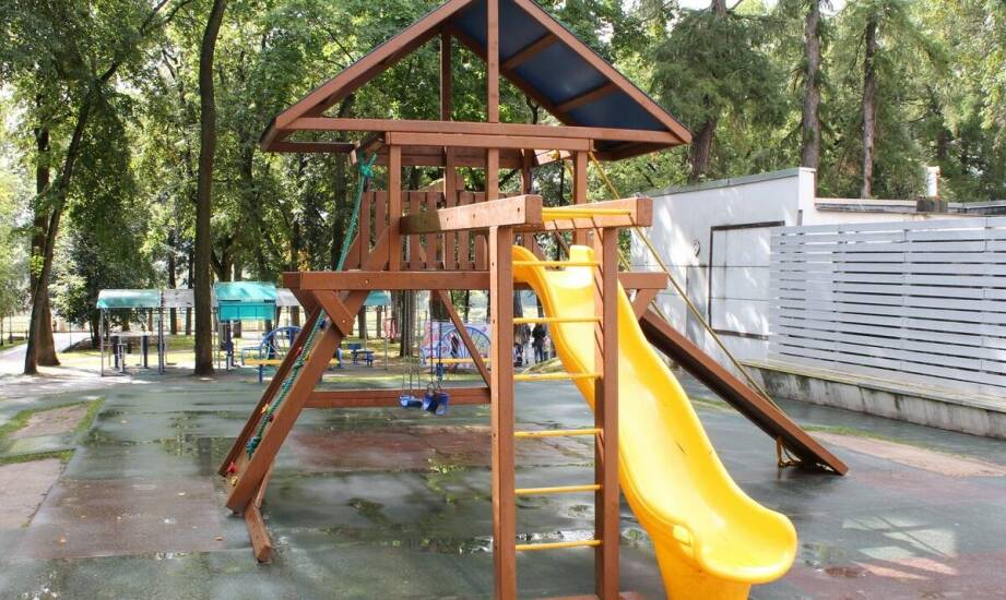 Tropikalne motywy na wodnych placach zabaw: jak wpływają na wyobraźnię dzieci?