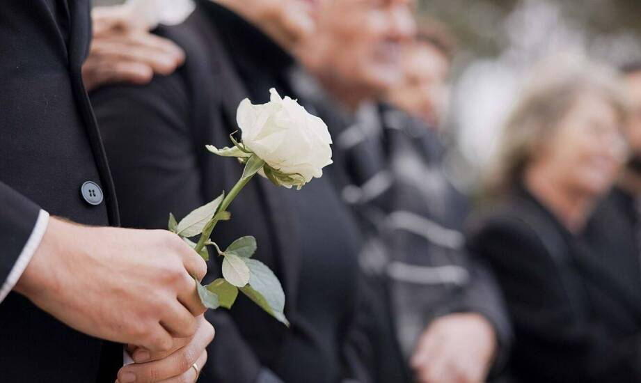 Organizacja ceremonii pogrzebowej dopasowanej do potrzeb rodziny
