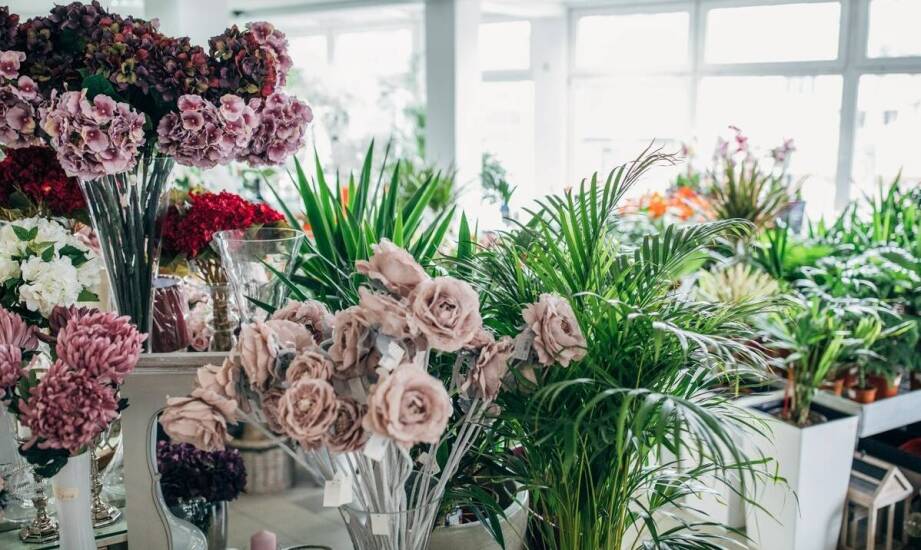 Przegląd oferty florystycznej hurtowni kwiatów sztucznych – co warto zamówić?