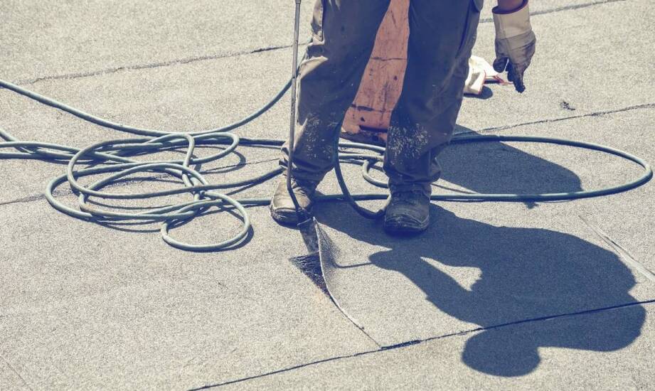 Dlaczego montaż folii nieprzemakalnej jest kluczowy dla dachu?