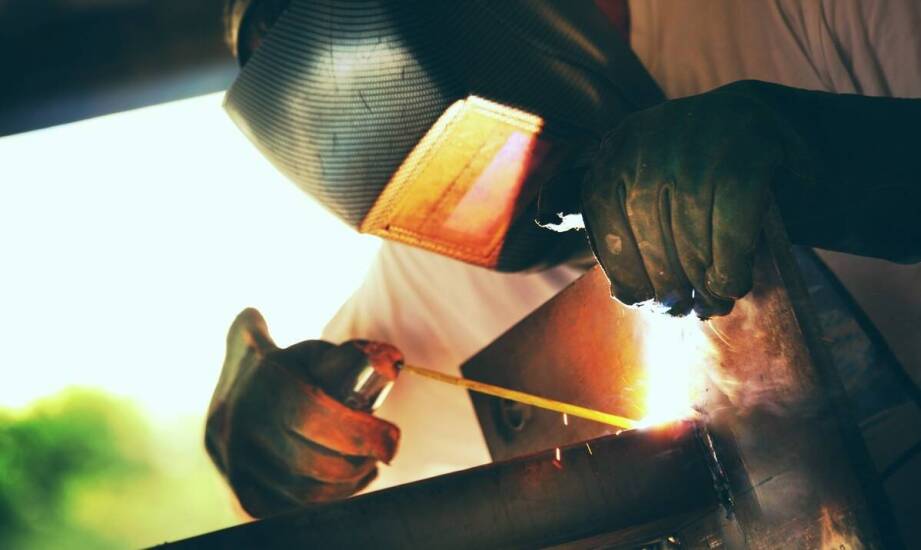 Ubrania do spawania a ochrona przed ciekłymi chemikaliami – co warto wiedzieć?