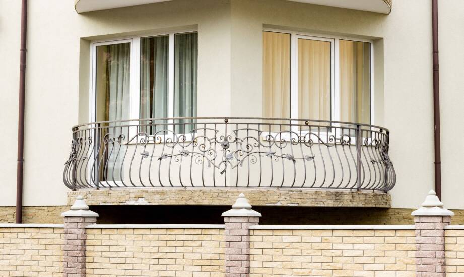 Balustrady z „brzuchami” a prostymi – które wybrać do domu?