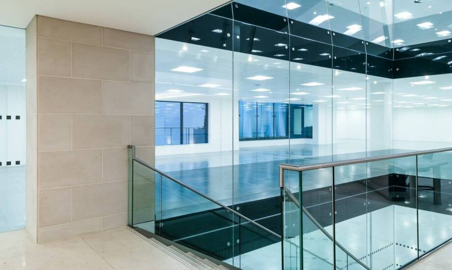 Balustrady szklane w projektach rewitalizacji zabytków – wyzwania i możliwości