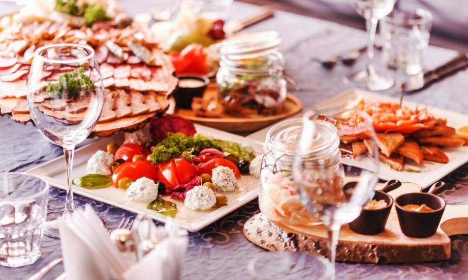 Czym różni się oferta cateringowa na przyjęcie weselne w Nasielsku od innych miejsc?