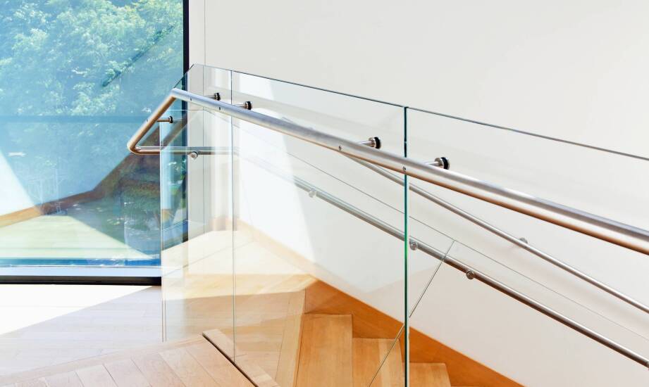 Różnorodność stylów balustrad szklanych do przestrzeni zewnętrznych i wewnętrznych