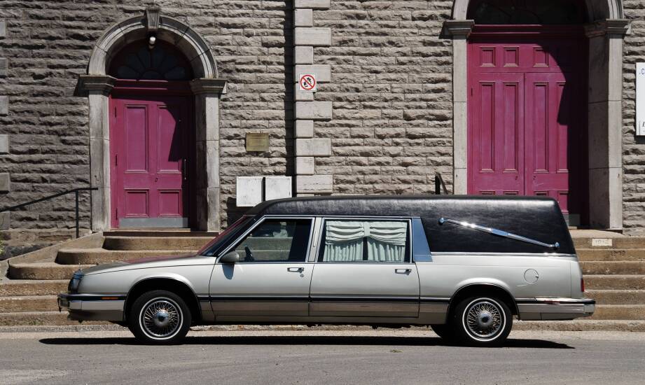 Nowoczesne karawany w transporcie zmarłych – co oferują?